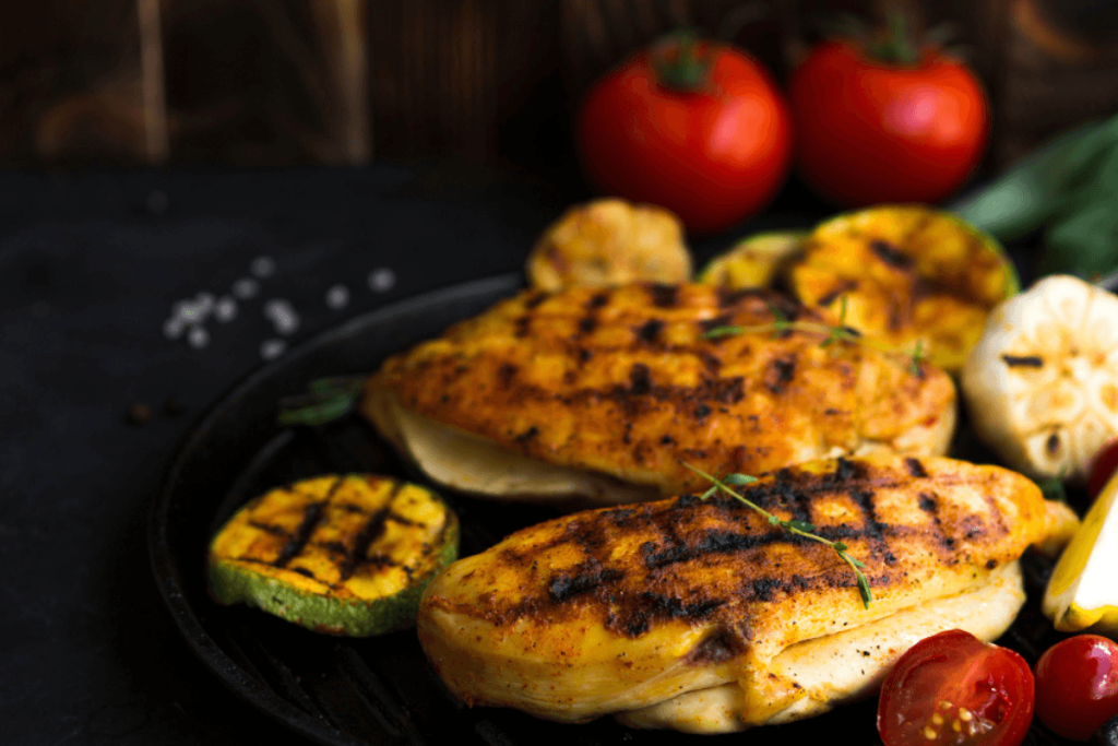 gegrilde kip op bord met groenten