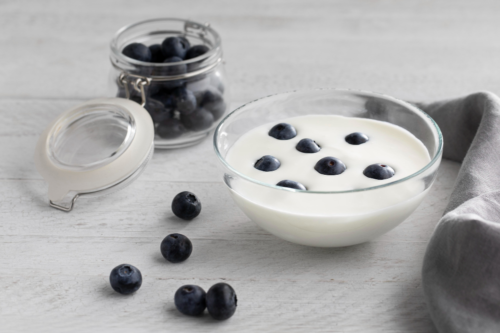 👉 yoghurt met blauwe bessen in kom